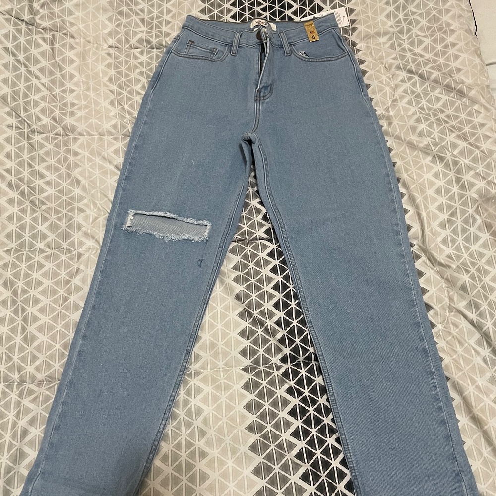 Super cute mom jeans, light washed and distressed